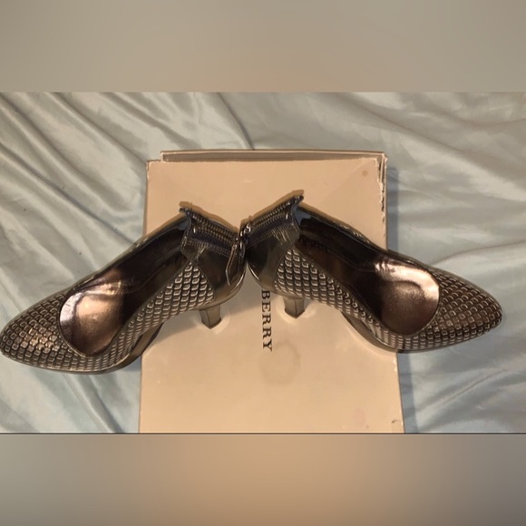 Burberry Pewter 4+inch High Heels👠Sz 37EU/6.5USA Excellent Condition!! Worn 1X! - Picture 5 of 12